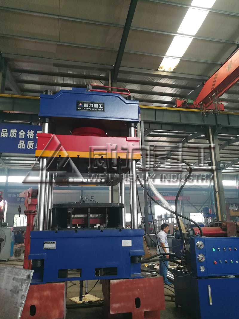 灰斗車成型液壓機(jī)的加工現(xiàn)場(chǎng)